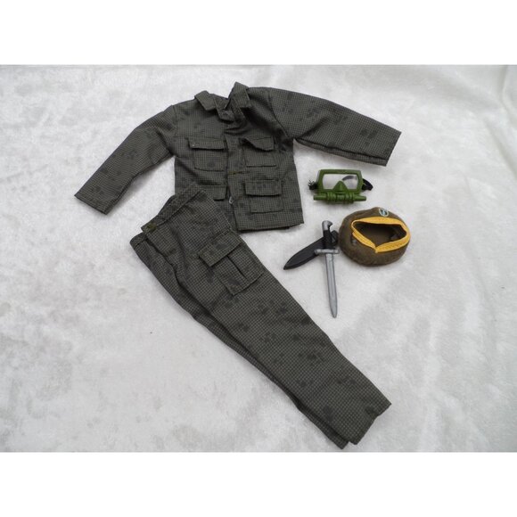 GI Joe Camoflage Uniform with Beret, Mask and Knife - Picture 1 of 7
